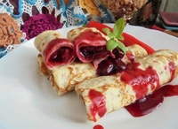 блинчики с соусом. блины с яблочным вареньем. блины с вишней. блинчики с вишневым джемом. фаршированные блины с вишней.