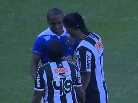 Dona Miguelina, mãe de Ronaldinho Gaúcho, entra em campo e é ovacionada pela