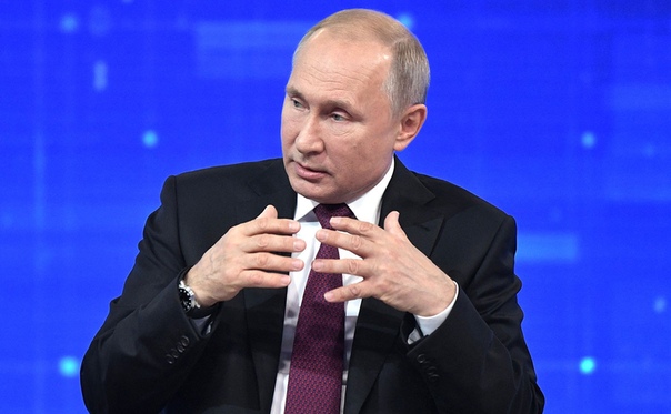 Жительница Петербурга спросила у Путина, как можно прожить на 10800 рублей в месяц Она предположила, что у президента зарплата точно уж будет побольше. Путин признал, что на такую сумму прожить