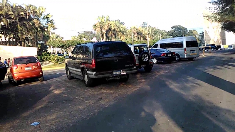 En la entrada del Hotel Sheraton y vista del Monumento a la