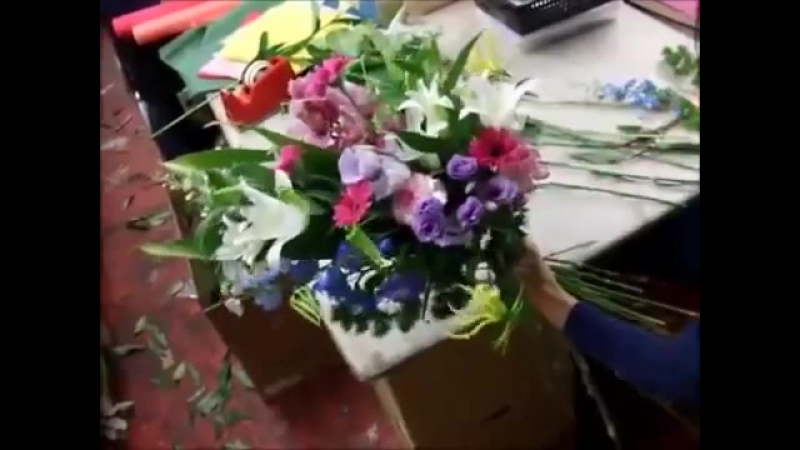 Составление букет из роз, гербер и