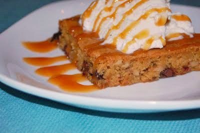 Роскошный пирог с шоколадом и орехами Что нужно: Масло сливочное 1,5 ст.Сахар коричневый 3 ст.Яйца 6 шт.Мука 3 ст.Дрожжи сухие быстродействующие 1 ч. л.Ванильный экстракт 3 ч. л.Грецкий орех 2
