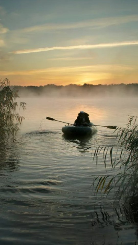 рыбак лодка река. вагвозеро лесное озеро. лодка на воде. рыбак на резиновой лодке. лодка на озере.