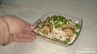 Салат с жареными крабовыми палочками.