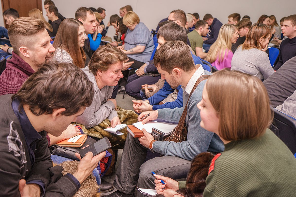 Тренинги михаила. Парень ведет тренинги Петр.