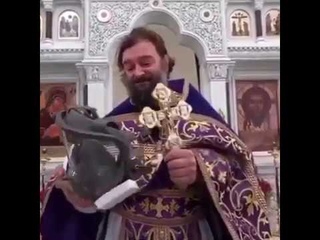 батюшка жжёт. Священник  и  противогаз