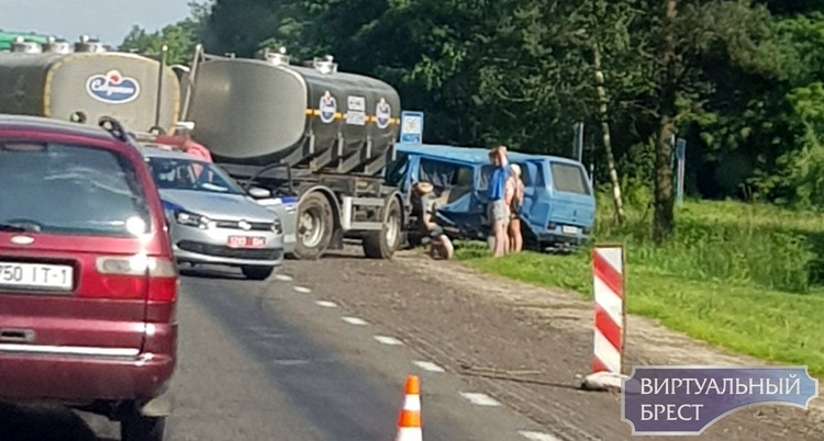 В Малоритском районе у д. Гусак молоковоз, похоже, протаранил микроавтобус. И "сложился" В Малоритском районе у д. Гусак молоковоз, похоже, протаранил микроавтобус. И "сложился"