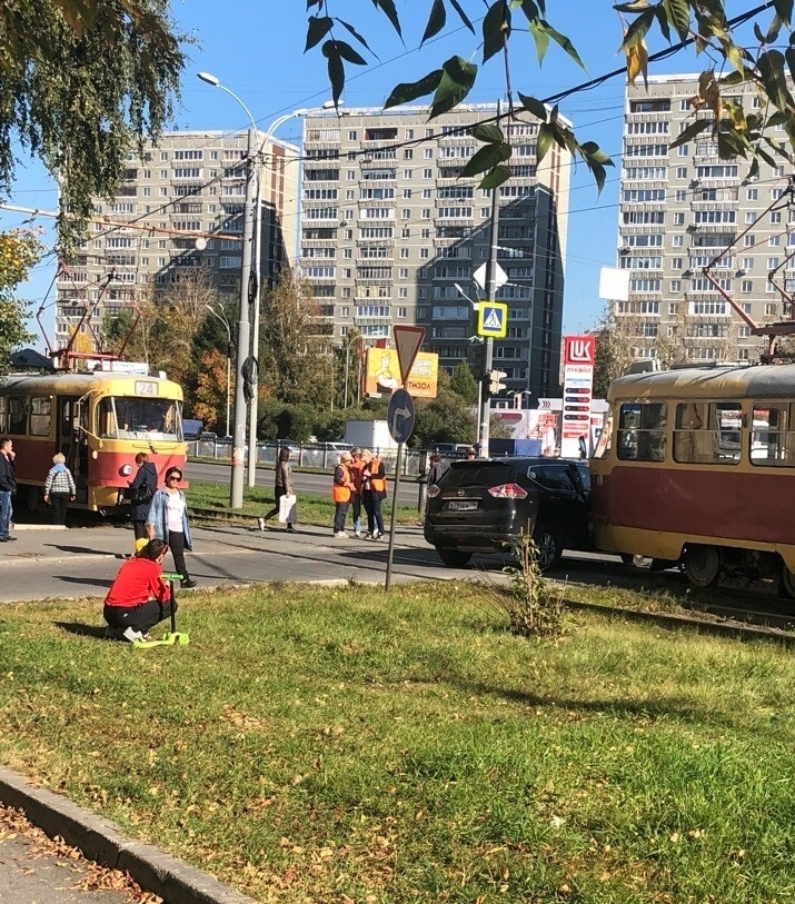 Ещё ДТП с трамваем.  На Бебеля, не доезжая до Пехотинцев Это картинка
