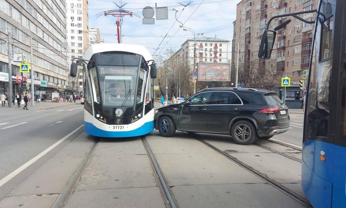 ⚠️ДТП с участием трамвая на Семеновской площади, по предварительным данным, водитель внедорожника решил развернутся, но не убедился в безопасности маневра Это картинка