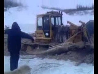 Водитель провалился под лёд на Бульдозере и утонул.